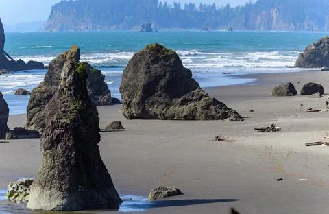 The coast of the Pacific Ocean, large cliffs and islands near the shore. Ol.. Foto stock