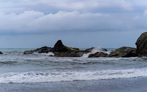 The coast of the Pacific Ocean, large cliffs and islands near the shore. Ol.. Fotos Stock