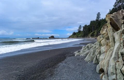The coast of the Pacific Ocean, large cliffs and islands near the shore, Ol.. 스톡 사진