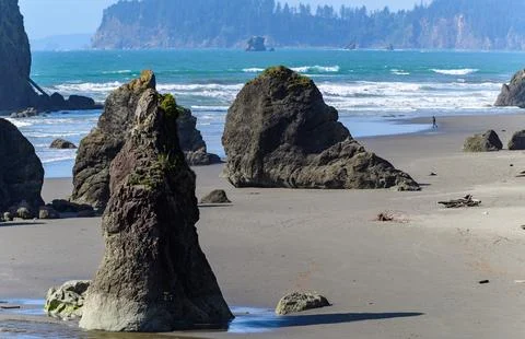 The coast of the Pacific Ocean, large cliffs and islands near the shore, Ol.. Fotos de archivo
