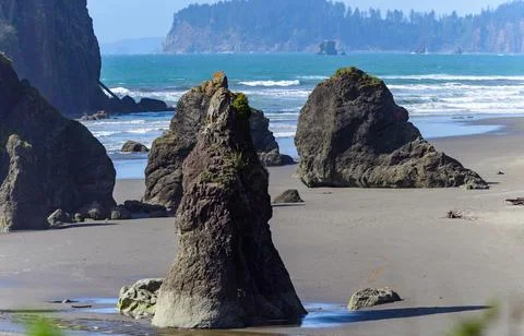 The coast of the Pacific Ocean, large cliffs and islands near the shore, Ol.. Fotos Stock