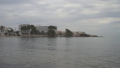 The coast in the sea of Santa Eulalia a cloudy day, Ibiza Vidéo 102494228