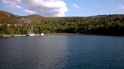 Coast view from a boat with sun splitting the sea in half Video stock 87767692