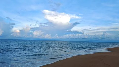 Coastal Beach with Towering Cloud Formation Fotos Stock