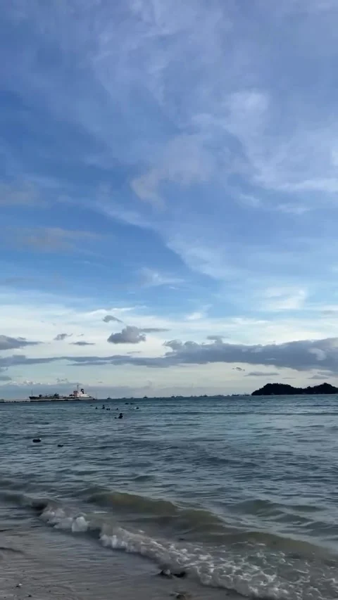 Coastal Beach View with Ship and Clouds 库存影片 341317335