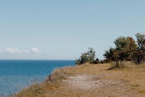 Coastal Cliff Path Overlooking Calm Blue Sea and Open Horizon Foto stock