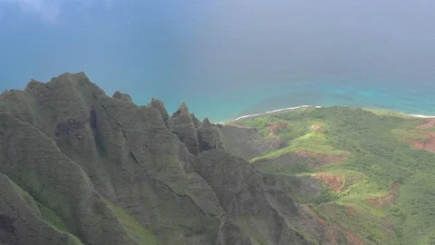 Coastal cliffs and valley floor at Kalalau on Kauai Vídeos de archivo 96047163