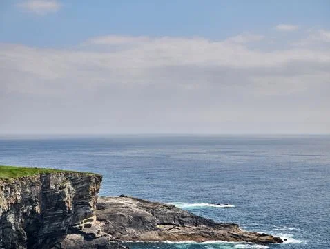 Coastal Cliffs Overlooking a Calm Ocean Fotos de archivo