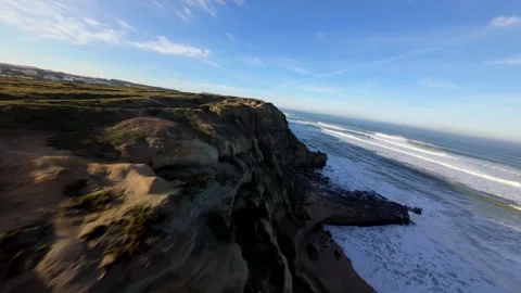 Coastal cliffside panorama with waves breaking on rocky shore 库存影片 346158433