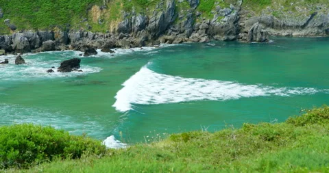 Coastal Cove with Gentle Waves: Vídeos de archivo 343670735