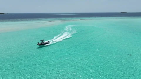 Coastal elegance is captured as a speeding motorboat cuts through clear Vídeo Stock 259094364