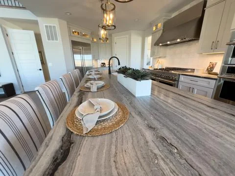Coastal Elegance Meets Functionality in Spacious Kitchen and Dining Area Stockfoto's