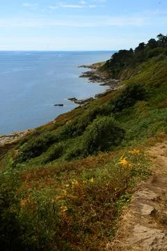 Coastal footpath along green cliffs overlooking sea, Saint Ives, Cornwall Stock Photos