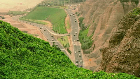Coastal Highway Traffic Along Cliffs in Lima Peru Vídeos de archivo 345526449