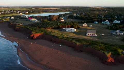 Coastal homes between red sand beach and inland pond, Prince Edward Island Vidéo 340516339
