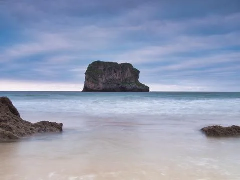 Coastal Sea Stack Monolith in Smooth Ocean - Long-exposure shot of a grass-.. 스톡 사진
