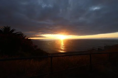 Coastal sunset with storm clouds over the Atlantic Ocean from cliff viewpoint Foto stock