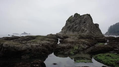 Coastal tidal pool large rocks and islands Stockbeeldmateriaal 282112250
