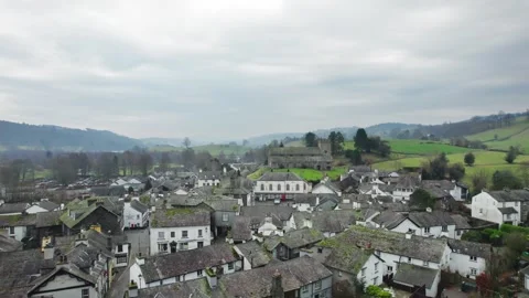 Coastal town spreads beneath overcast sky Vidéo 345652014