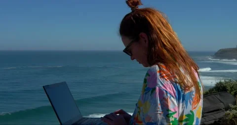 Coastal Work Oasis: A focused individual finds inspiration 库存影片 333232164