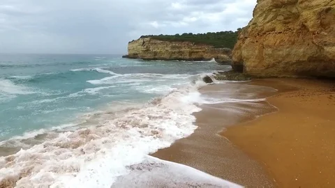 Coastline and waves on the beach. Vídeos de archivo 81569847