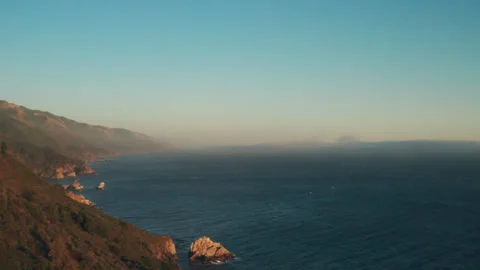 Coastline in Big Sur, CA at Sunset - Drone Aerial Push In Stockbeeldmateriaal 280089189