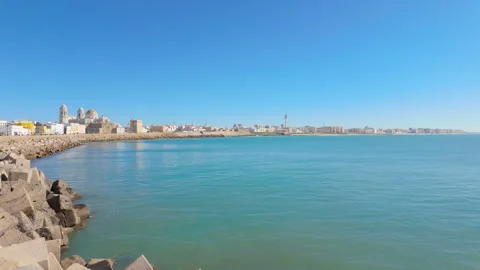 The coastline features angular breakwaters with a panoramic view of a Vídeo Stock 265134378
