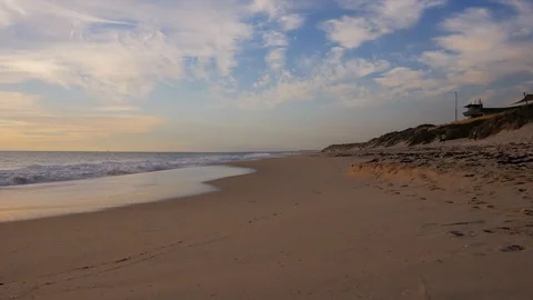 Coastline sandy beach ocean cloudy afternoon Vídeo Stock 107823433