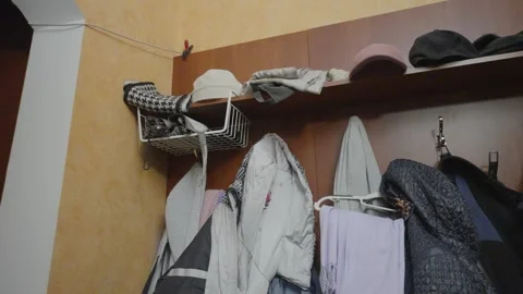 Coat Rack in Small Entryway With Jackets, Hats and Scarves Hanging Vídeos de archivo 346042881
