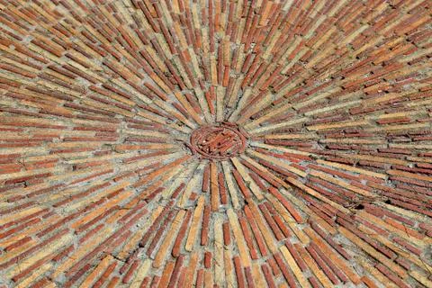 Cobble concentric mosaic, Patterned floor walkway in the park Foto stock