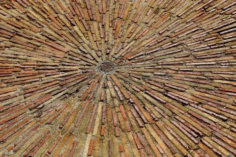 Cobble concentric mosaic. Patterned floor walkway in the park. Foto stock