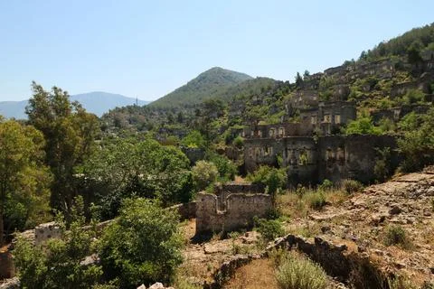 Cobble stone path leading up the hill with the ruins of the abandoned house.. Foto stock