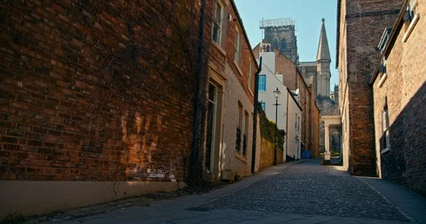 Cobbled street leading to Cathedral 库存影片 106927024