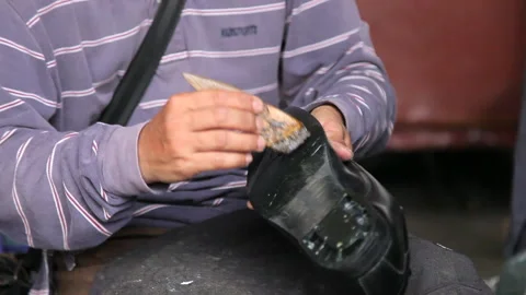 A cobbler fixing shoe Video stock 231758631