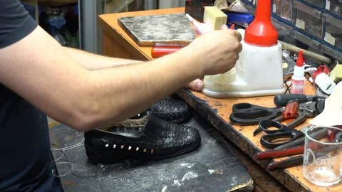 Cobbler Making A Shoe Vidéo 91161988
