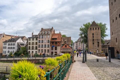 Cobblestone bridge and medieval tower in Strasbourg, France Foto stock