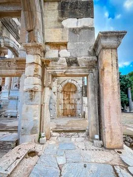 Cobblestone Path Approaches Rustic Arched Doorway Celsus Library Ruins 스톡 사진
