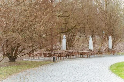 Cobblestone path curves through a park cafe Foto stock