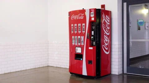 Coca Cola beverage machine at mall entrance 4k 库存影片 149082118