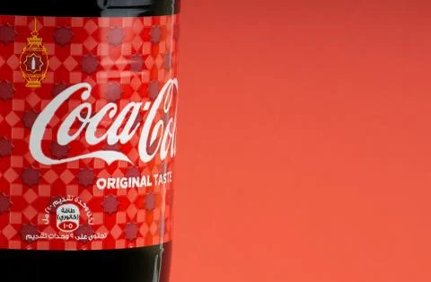 Coca Cola Lantern edition bottle drink over a red  background 库存照片