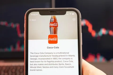 Coca Cola stock price decrease on the trading market with downtrend line graph 库存照片