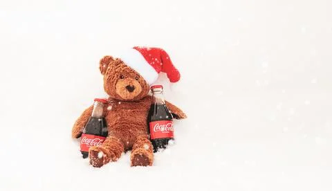Coca cola for teddy bear in red santa hat, Christmas kids party invitation de Fotos Stock