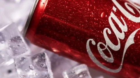 Coca Cola in a tin can Vidéo 76209325