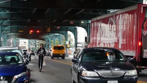 Coca-cola truck. Elevated subway, New York city street. Metropolitan bridge over 库存影片 314649776