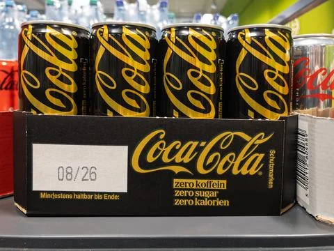 Coca-Cola Zero Sugar Soft Drink Cans on Store Shelf Stock-Fotos