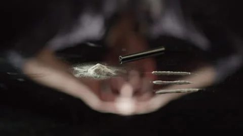 Cocaine on Black Table with Defocused Reflected Man Making a Decision Vídeo Stock 345984217
