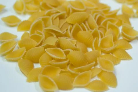 Cocciolini shell dry pasta closed up macro view isolated on white Foto stock