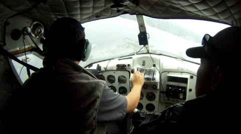 Cockpit with pilots in flight 库存影片 36473314