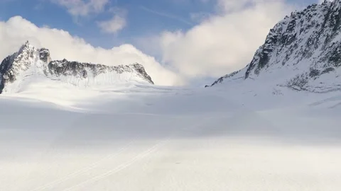 Cockpit view of an approach to a ski landing on a glacier near Mt Denali. Video stock 153161953