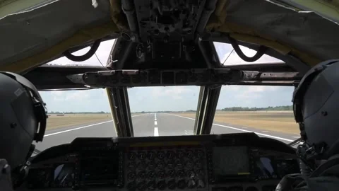 Cockpit view of U.S. Air Force pilots taking off in B-52 Stratofortress aircraft Vídeos de archivo 213580333